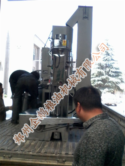 小型榨油機(jī)發(fā)貨通知：青?？蛻舻恼ビ蜋C(jī)已經(jīng)裝(圖1)